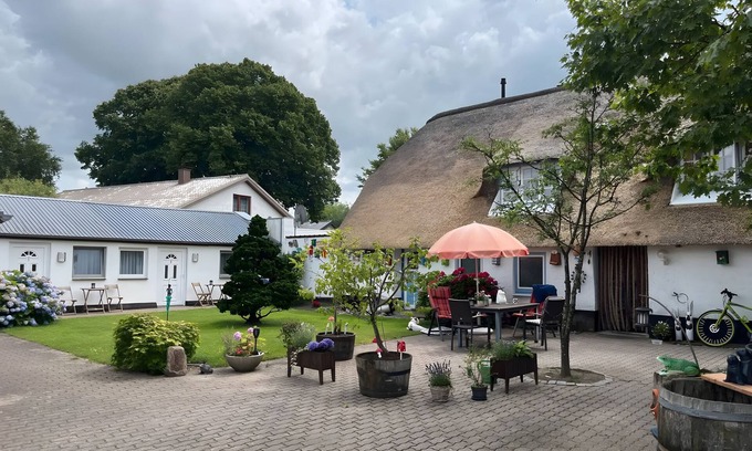 Schafflund Apartment | Room 'Storchennest' with Shared Terrace, Shared Garden and Wi-Fi