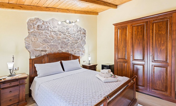 Scano di Montiferro Apartment | Room 'Talia' with Sea View, Wi-Fi and Air Conditioning