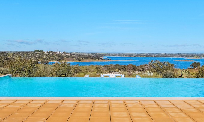 Elvas House | Room 'Tordo' with Shared Pool, Wi-Fi and Air Conditioning