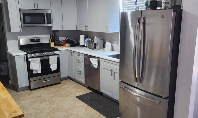 Oakland House | Room W/Private bathroom inside house in a quiet neighborhood.