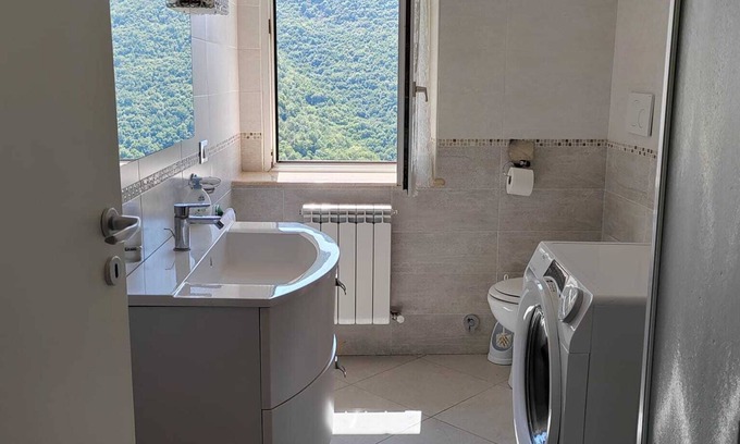 Poggio Bustone Bed & Breakfast | Room with bathroom in Holiday House San Giacomo