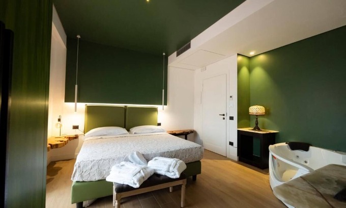 Briatico Apartment | Room with jet tub