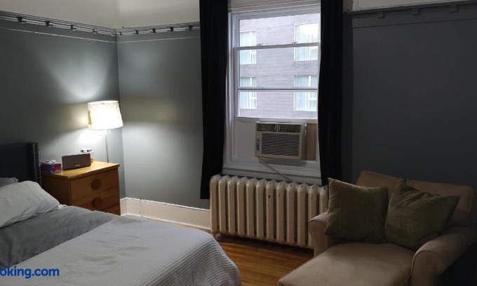 Quartier des Spectacles House | Room with King Bed in 3 Bedroom Downtown