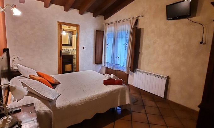 Valle de Carranza Apartment | Room with Mountain Views, Shared Garden and Wi-Fi