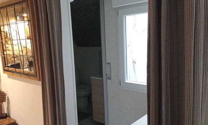 Nou Barris House | Room with private bathroom 3