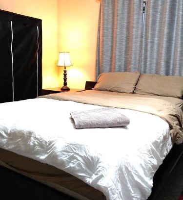 Burlington House | Room with private bath across train station