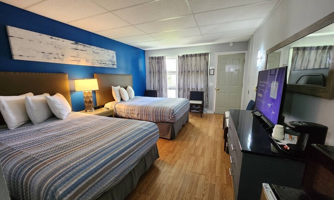 Lake George Hotel | Room with two double beds, Lake George