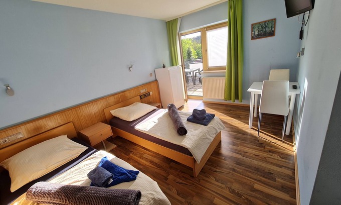 Markt Erlbach Apartment | Room 'Zimmer 10' with Shared Terrace, Shared Garden and Wi-Fi