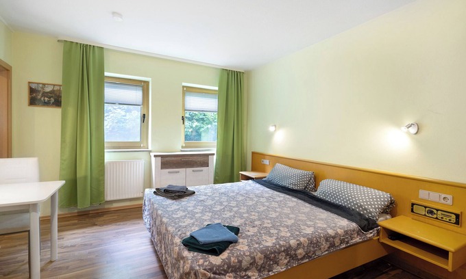 Markt Erlbach Apartment | Room 'Zimmer 13' with Shared Terrace, Shared Garden and Wi-Fi
