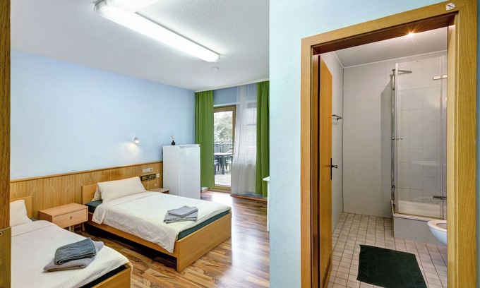Markt Erlbach Apartment | Room 'Zimmer 18' with Private Terrace, Shared Garden and Wi-Fi