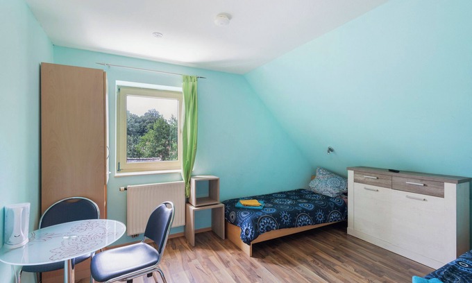 Markt Erlbach Apartment | Room 'Zimmer 20' with Shared Terrace, Shared Garden and Wi-Fi