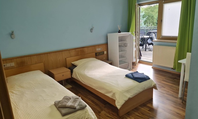 Markt Erlbach Apartment | Room 'Zimmer 21' with Shared Terrace, Shared Garden and Wi-Fi