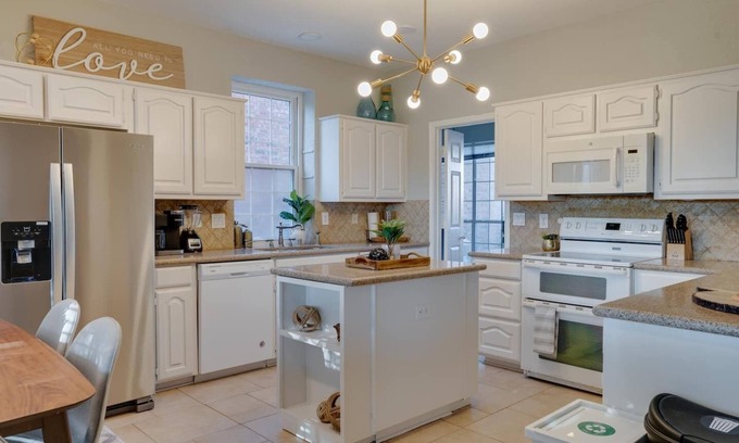 Lewisville House | ROOMD Retro Vintage Vibe King Bed 3BD 2.5BA