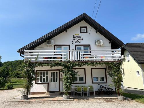 Jezerce House | Rooms Lucijana