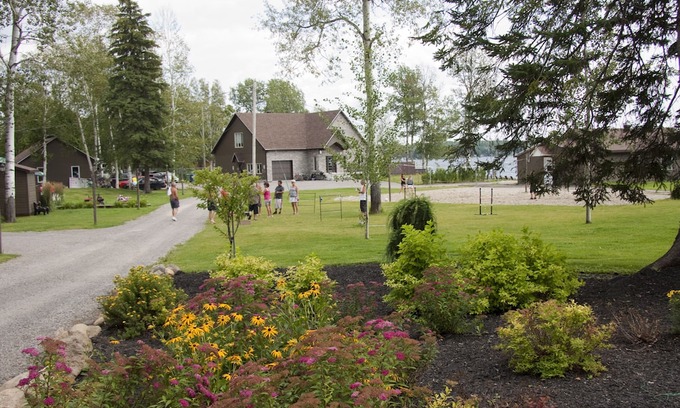Larouche House | Rooms Nature on the Lakefront Kénogami
