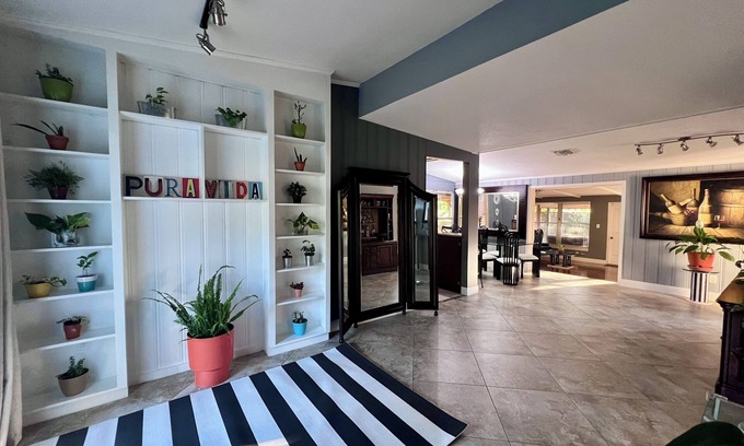West Colonial House | Roomy 3/2, Pet-Friendly Yard Near Downtown, Hospitals, Stadiums. Long-stay ready