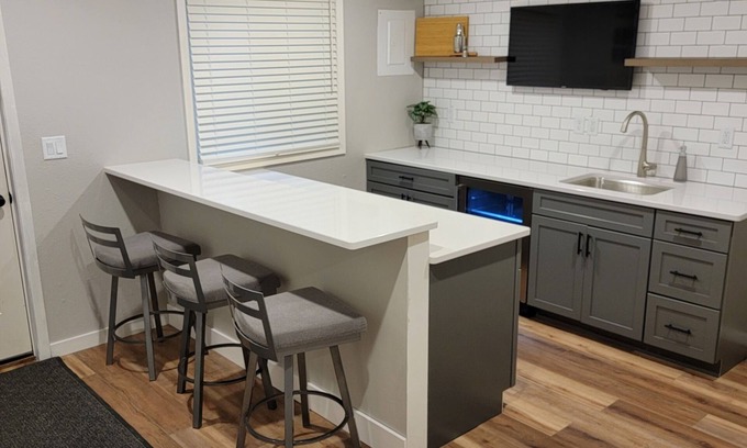 Coralville House | Roomy 3 Story Duplex Close To Mall, Restaurants, UI Hospital and Sport Arenas