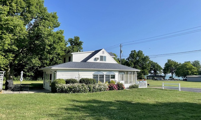 Put-in-Bay House | Roomy and comfortable 4 Bedroom, 3 Bath Island Home, Sleeps 10, Lake View