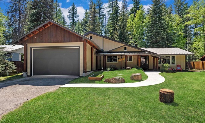West Glacier Cabin | Roomy Cabin in West Glacier Village