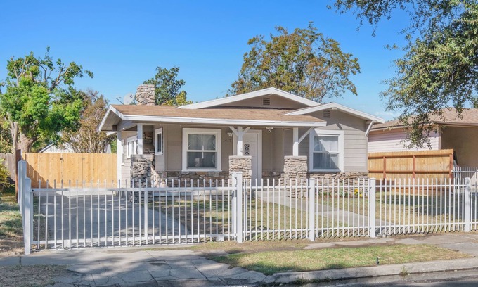 Raisin House | Roomy/Comfy 2B/1Bth w Dinning Room