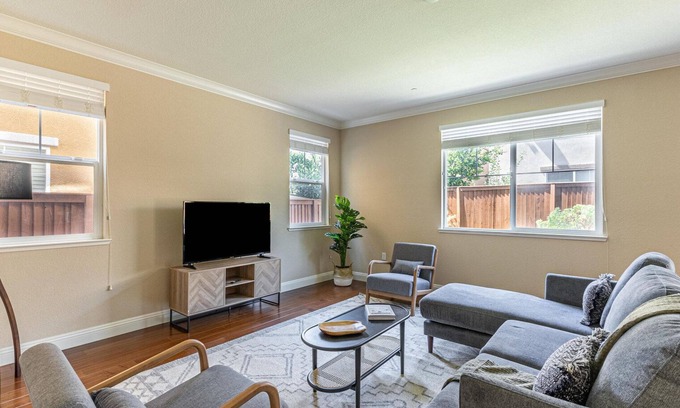 Dublin House | Roomy Dublin 5BR w/Backyard, Groceries, Park & Playground, by Blueground