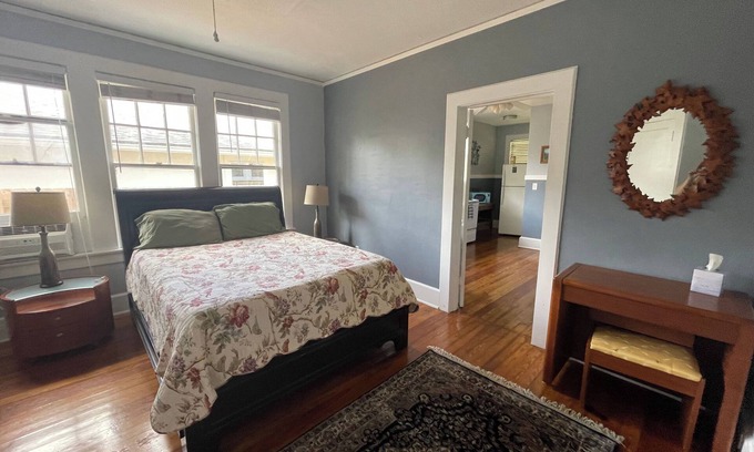 Murray Hill House | Roomy Murray Hill Couples Retreat