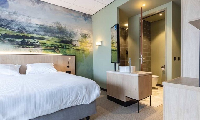 Marknesse Hotel | Roomy Retreat with Balcony Perfect for Families Seeking a Quiet Stay