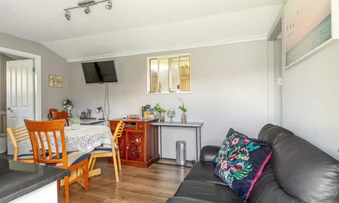 Roselands House | Roomy rosegarden flat in Roselands