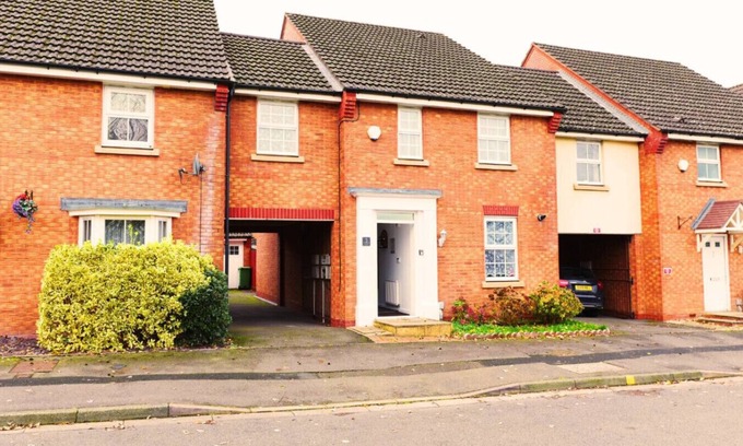 Telford House | Roomy Spark Home with Parking, Garden, Wi-Fi