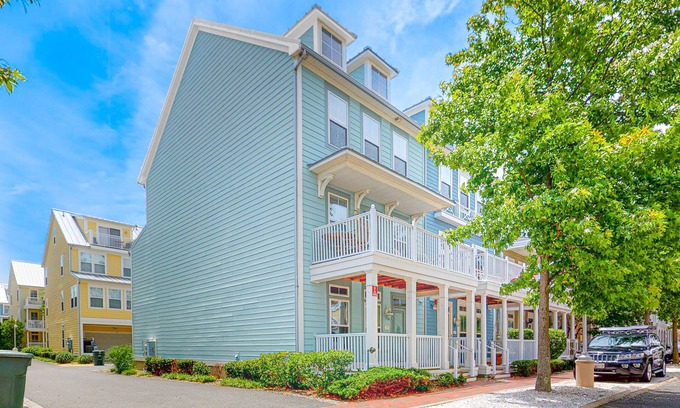 Sunset Island House | Roomy townhome near Bay with shared pool, AC, & washer/dryer