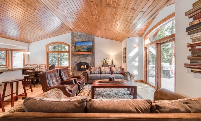 Ridgewood House | Rooney Ridge - Luxury 2600 Sq Ft, Cozy Fireplace, Family Room, Ping Pong Table!
