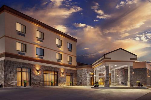 Dickinson Hotel | Roosevelt Grand Dakota SureStay Collection by Best Western