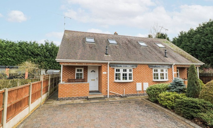 Stourport-on-Severn Cottage | ROOSTER, family friendly, with a garden in Stourport-On-Severn