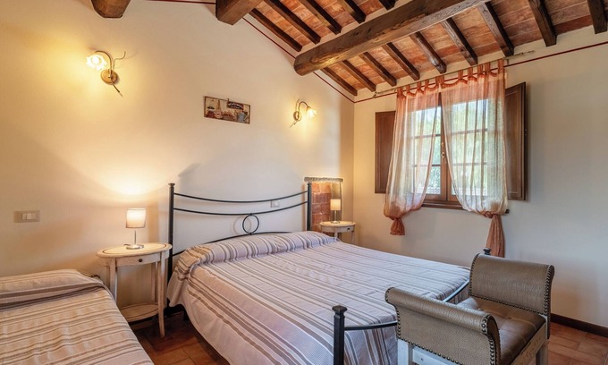 Montecarlo Apartment | 'Rosa Bianca' Room with Shared Pool, Wi-Fi and Air Conditioning
