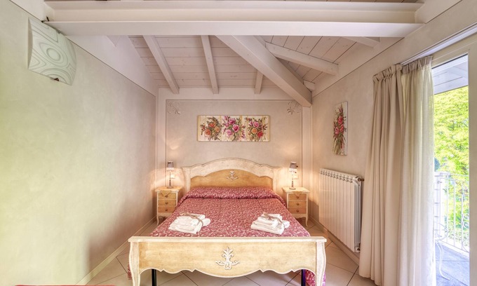 Darfo Boario Terme House | Rosa - Double Room with Balcony in Liberty Villa