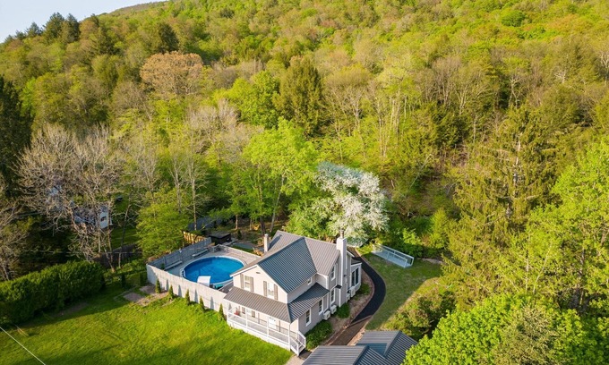 Roscoe House | Roscoe Retreat