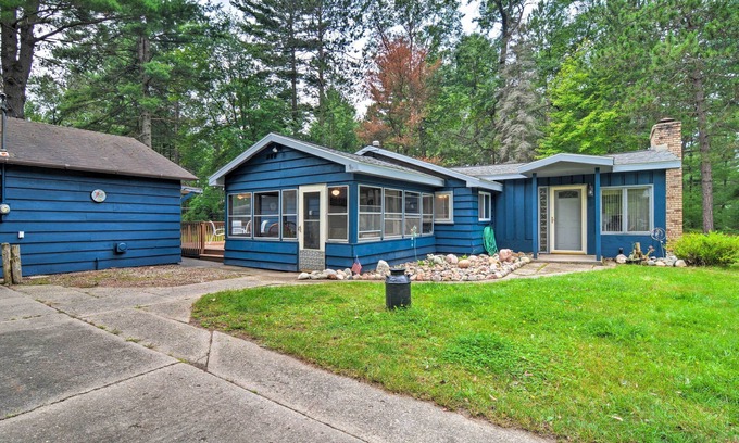 Higgins Lake Cabin | Roscommon Cabin w/Fire Pit: Walk to Higgins Lake!
