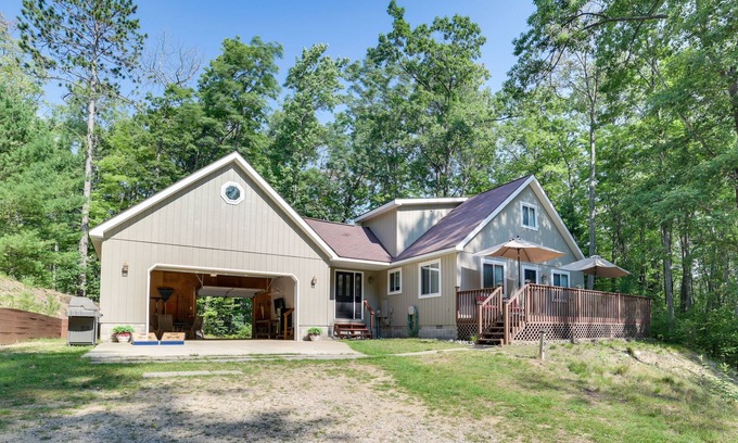 Higgins Lake Cabin | Roscommon Retreat w/Deck ~ 1 Mile to Higgins Lake