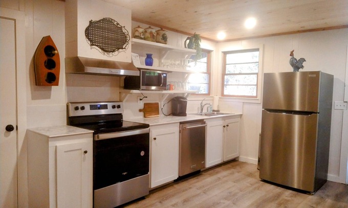 Wiley Cottage | Rose Bud Cottage by Lake Burton!