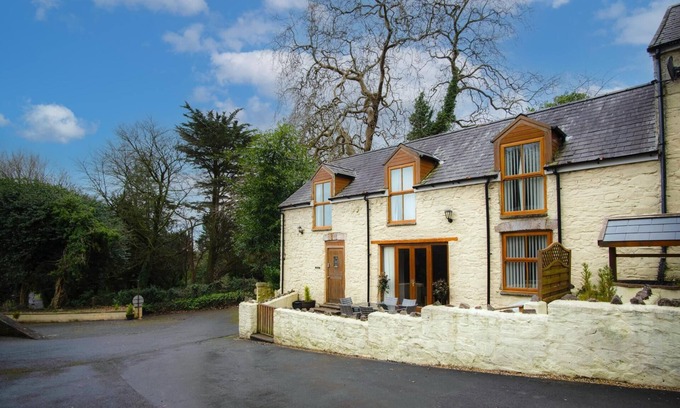 Llanddowror Cottage | Rose Coach House - 3 Bedroom Cottage - Pendine