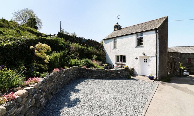 Broughton Mills Cottage | ROSE COTTAGE, pet friendly, with hot tub in Broughton-In-Furness