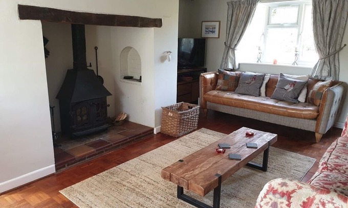 New Forest District Cottage | Rose Cottage, Burley, New Forest National Park - dog friendly,EV point,sleeps 10