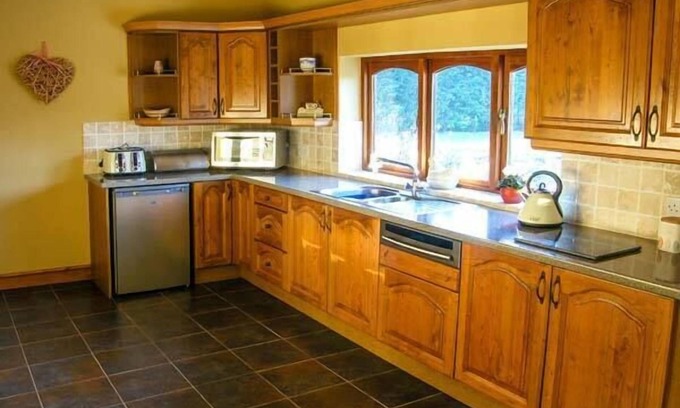Llandyrnog Cottage | ROSE COTTAGE, family friendly, with hot tub in Llandyrnog