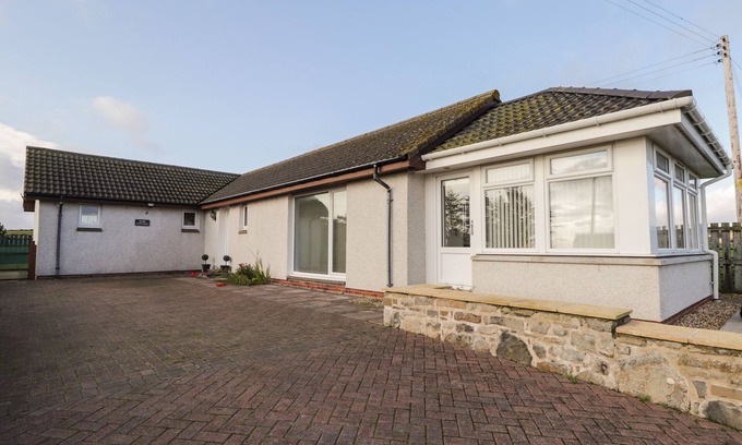 Lybster Cottage | ROSE COTTAGE, family friendly, with a garden in Lybster