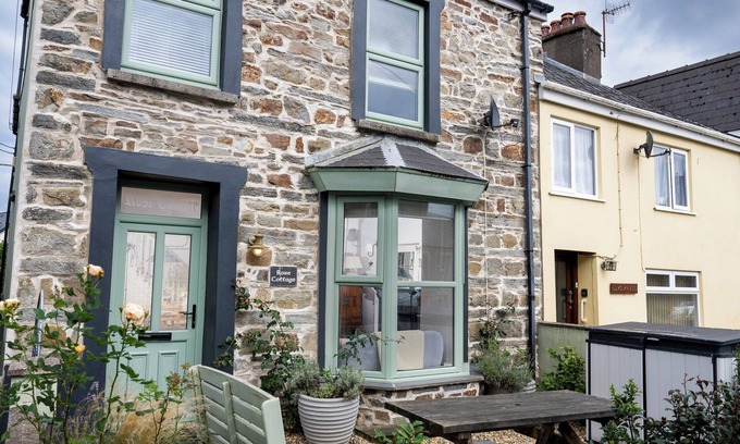 St Dogmaels Cottage | ROSE COTTAGE, pet friendly, character holiday cottage in St Dogmaels