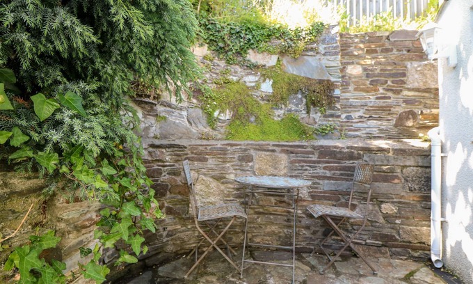 Egloshayle Cottage | ROSE COTTAGE, pet friendly, character holiday cottage in Wadebridge