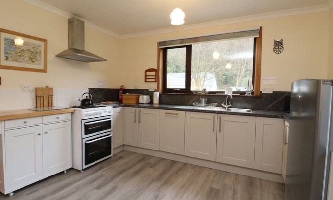 Acharacle Cottage | ROSE COTTAGE, pet friendly, with a garden in Acharacle