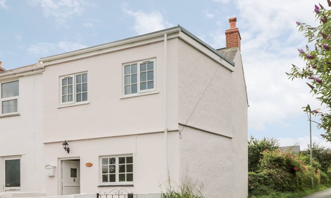 Illogan Cottage | ROSE COTTAGE, pet friendly, with a garden in Illogan