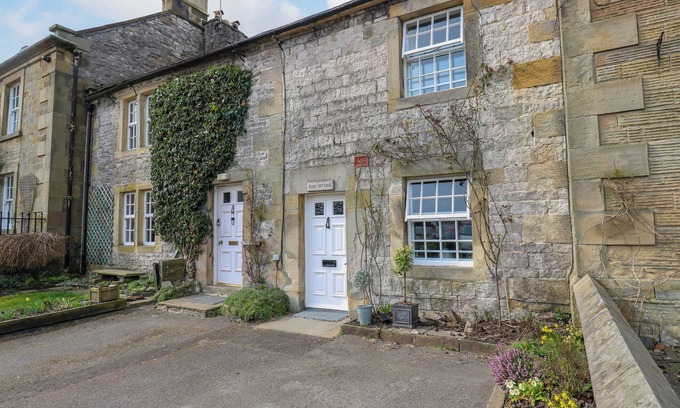 Hartington Cottage | ROSE COTTAGE, pet friendly, character holiday cottage in Hartington
