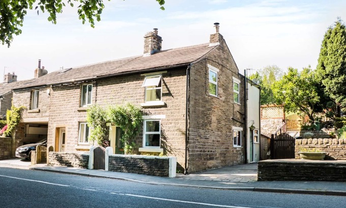 Buxworth Cottage | ROSE COTTAGE, romantic, character holiday cottage in Chinley